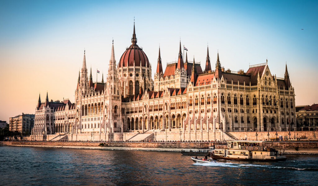 Vista del Parlamento de Budapest desde el río Danubio