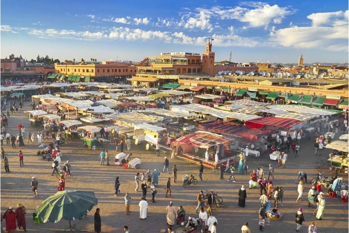 Vista panorámica de la Plaza Jamaa El Fna en el centro de Marrakech