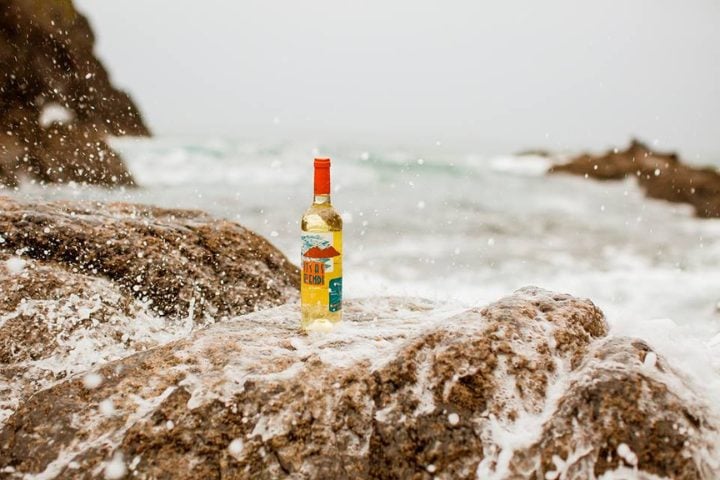 Botella de txakoli, vino blanco típico de Euskadi.