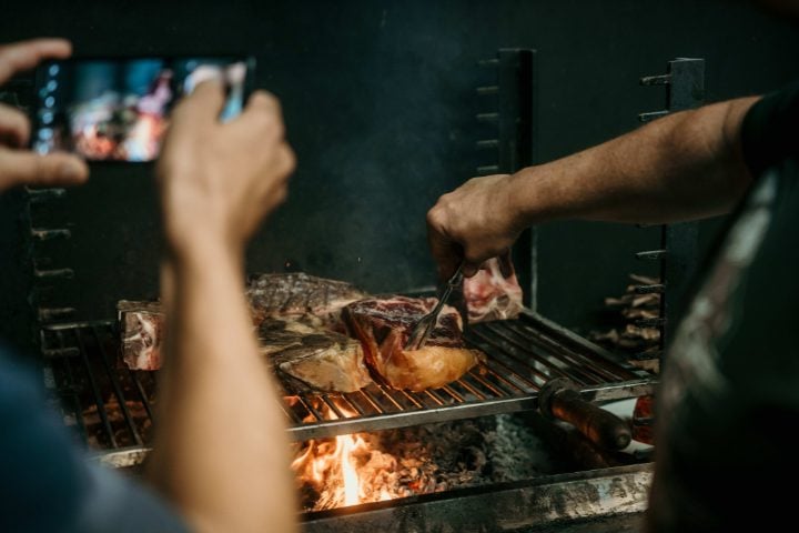 Txuletas asadas en una parrilla de fuego, técnica de asado típica en los asadores de Tolosa, capital vasca de la parrilla.