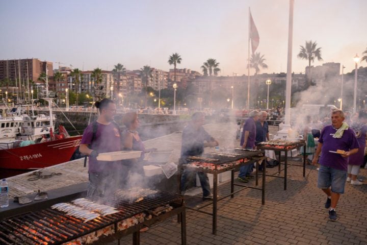 “sardinada” popular en el puerto pesquero de Santurtzi durante el Euskadi Basque Country Grand tour